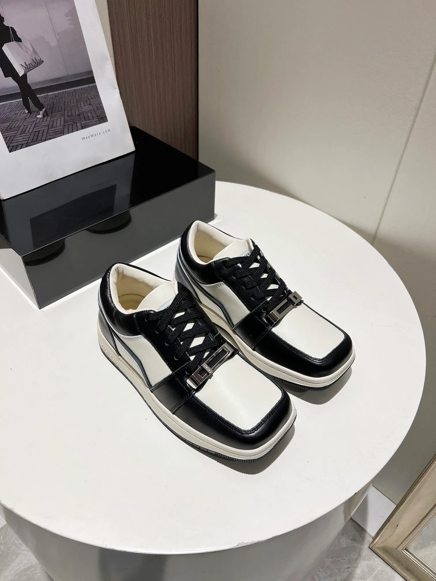👟👟Ex-factory price 480👟👟 👑CALVINLUO I CUBE SNEAKER trendy brand square shoes low-top casual square-toe sneakers skateboard shoes sneakers👑 Starting from the design elements of classic two-color sneakers, CALVINLUO extracts the iconic elements of casual sneakers and integrates them into the formal "square toe" of formal shoes to make the overall lines of the sneakers more distinct. Nowadays, the matching rules are casual. 🧣Formal sports shoes are nothing new. The unique avant-garde square lines of CUBE SNEAKER, whether it echoes the tough and crisp suits, or appears in an eclectic manner in street styles, are a choice that breaks away from tradition and shows personality🧢 ▪️ Fabric: Original custom imported first-layer cowhide ▪️ Lining: Imported breathable mesh lining + soft sheepskin ▪️ Sole: Original molded two-color TPU outsole ▪️ Size: 35-40 (40 customized)